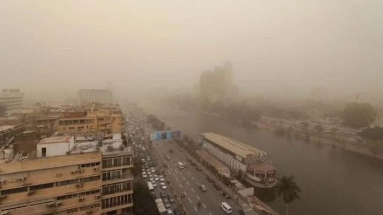 تحذير لـ 4 محافظات.. العاصفة الترابية تواصل نشاطها وتؤثر على طقس الساعات المقبلة